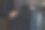 手拿黑色牛仔裤的特写镜头。男长裤图片下载