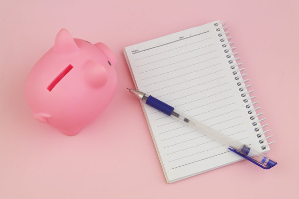 存钱罐和空白笔记本，还有用来留言的钢笔图片下载