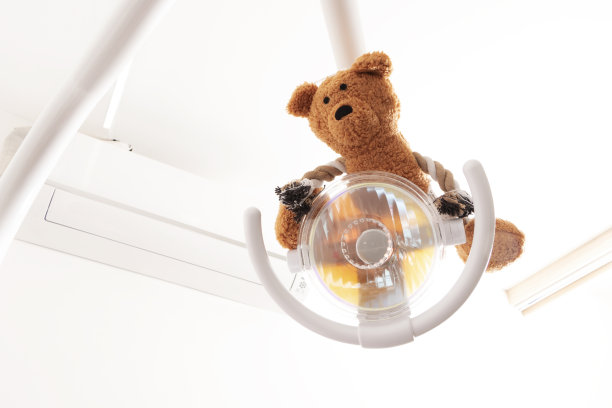 挂着泰迪熊的儿童牙科圆形灯图片下载