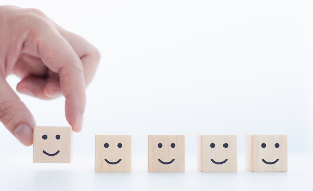 木制立方体上满意的脸。图片下载