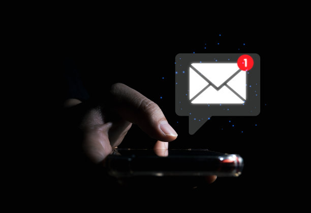 商人手持智能手机触摸虚拟屏幕上的白色电子邮件图片下载