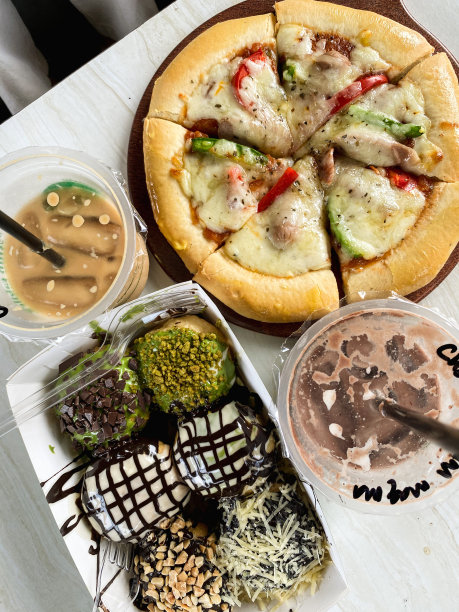 甜甜圈和披萨图片下载