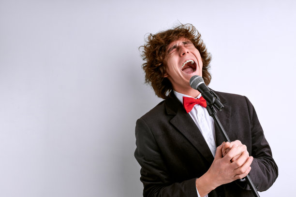 情绪化的歌手在表演图片下载