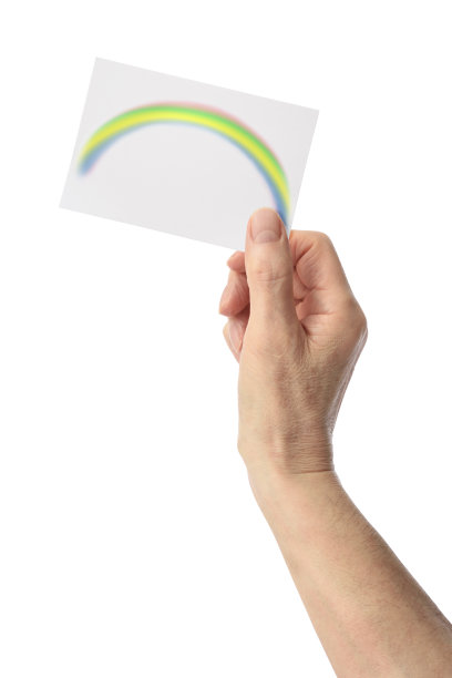 孤立的镜头，一只手在白色背景上拿着彩虹纸图片下载
