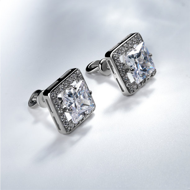 优雅的珠宝套装。镶有宝石的首饰。珠宝配件拼贴。产品静物概念。戒指、项链和耳环。图片下载