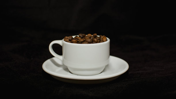 一个有芳香咖啡豆的杯子，背景很漂亮图片下载