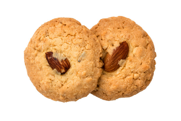 杏仁和腰果饼干分离在白色的背景上。图片下载