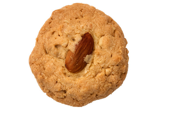 杏仁和腰果饼干分离在白色的背景上。图片下载