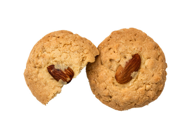 杏仁和腰果饼干分离在白色的背景上。图片下载