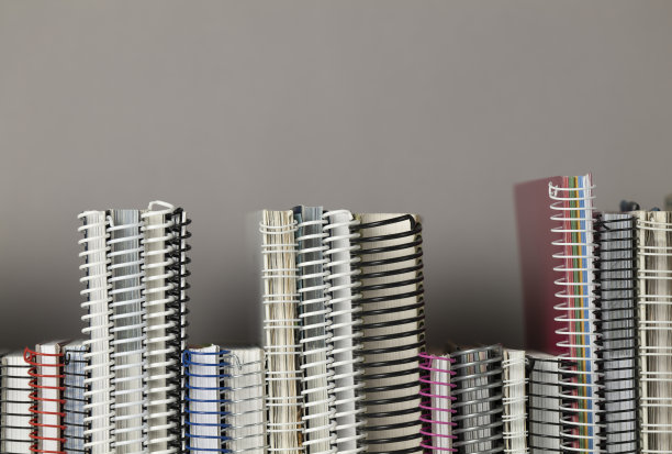 静物螺旋笔记本对灰色背景图片下载