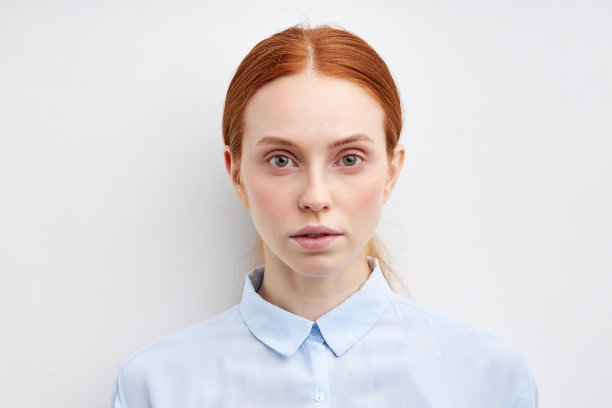 自信美丽的年轻女商人站在白色背景孤立。特写脸部大头照图片下载