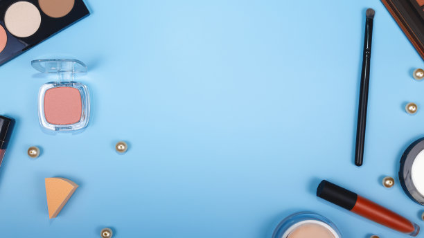 装饰性化妆品设置在彩色背景上。本空间图片下载
