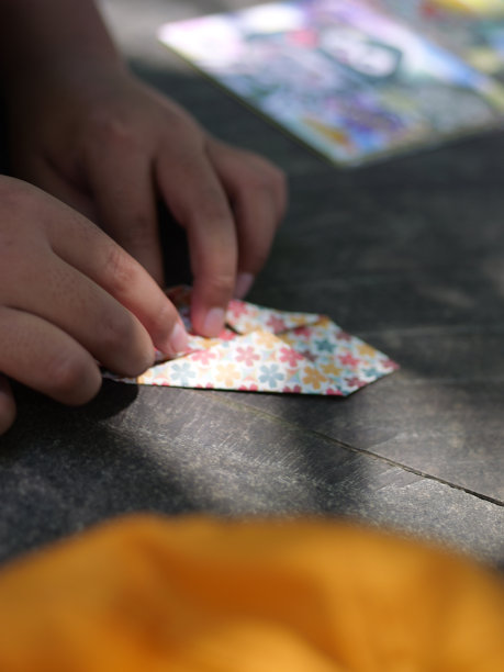 学习折纸。孩子在餐桌上折纸。有选择性的重点。图片下载