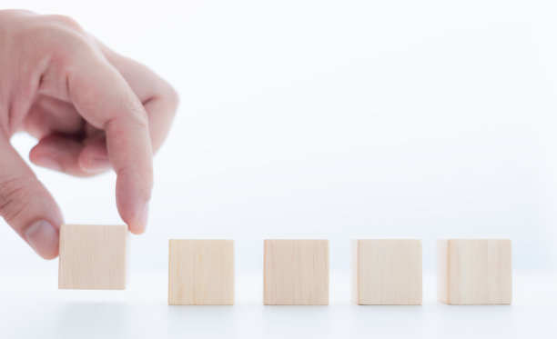 商人们排起木块，腾出空间工作图片下载