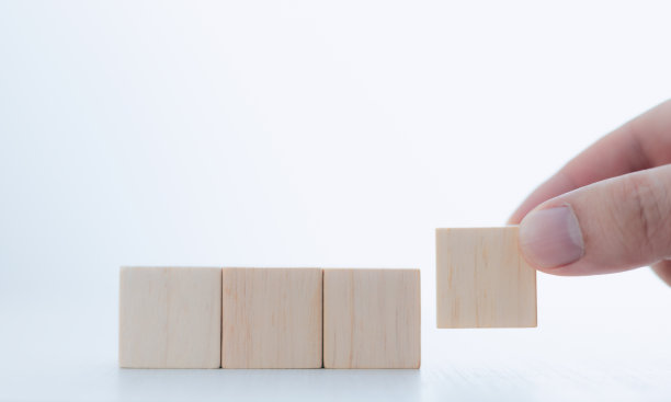 商人们排起木块，腾出空间工作图片下载