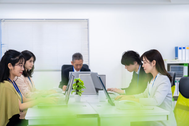 员工喜欢在办公室工作图片下载