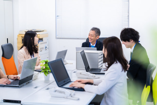 员工喜欢在办公室工作图片下载