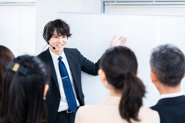 商人在他的办公室里进行培训图片下载