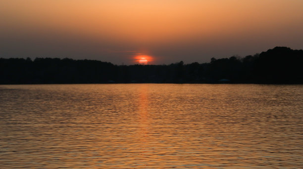 百叶窗后面的日落湖图片下载