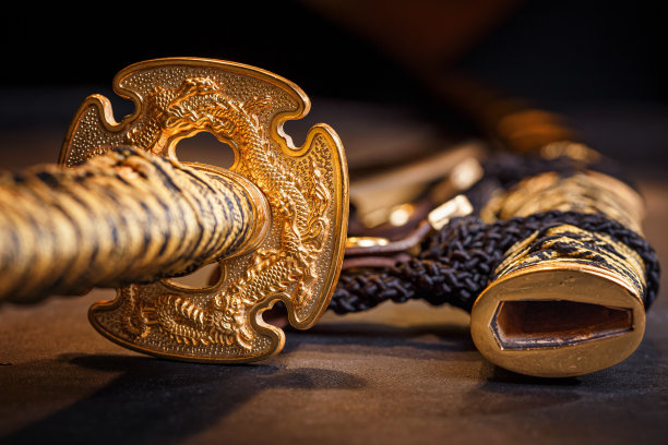 日本武士的武士刀和剑鞘靠近。照片中的武器在低调选择性聚焦图片下载