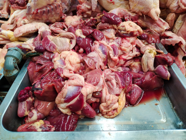 传统市场上出售的生鸡杂、鸡肝和胗图片下载
