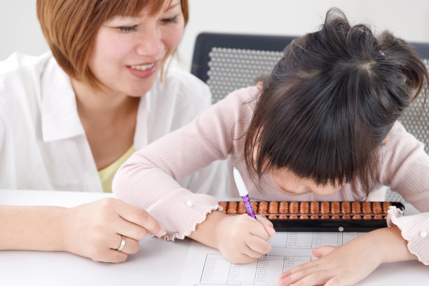 一位老师在索罗班教室里教学生，学生们在解决问题图片下载