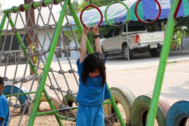 人们挂在弹弓上。图片下载