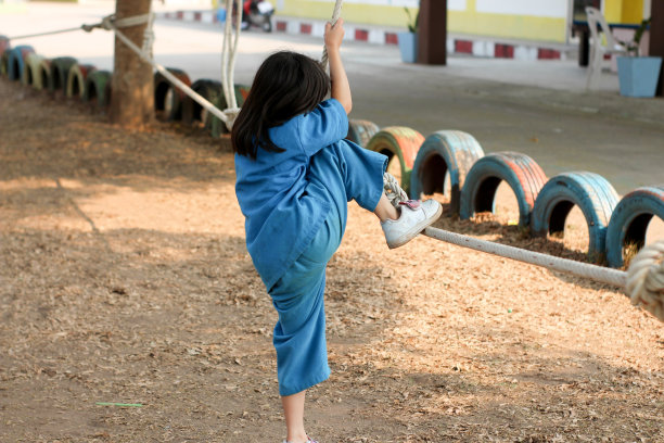 孩子们正在爬绳桥。图片下载