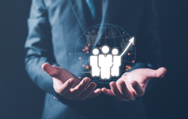 团队合作团队领导HRM或人力资源管理，商人拿着放大镜与图标在人力发展的概念团队招聘领导和客户目标群体的概念。图片下载