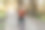 独自旅行的女子在秋天森林的小径上徒步旅行。全身照片。快乐的红头发的人在积极徒步旅行的衣服上走在自然背景。旅行和积极的生活方式概念。图片下载