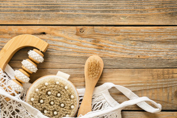 水疗构图与按摩刷和卫生用品在网眼购物袋。图片下载