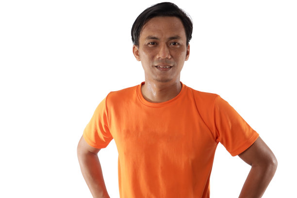 自信的亚洲男性看着镜头微笑，锻炼后满脸汗水，健康的生活方式。白色背景下的孤立画像图片下载