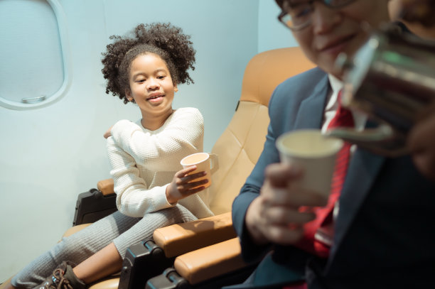 空乘人员为商务舱乘客提供饮料图片下载