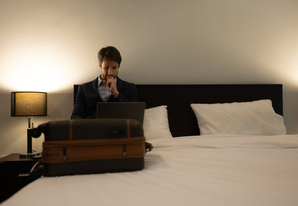 由于航班取消，出差的商务人士只能住在酒店。图片下载