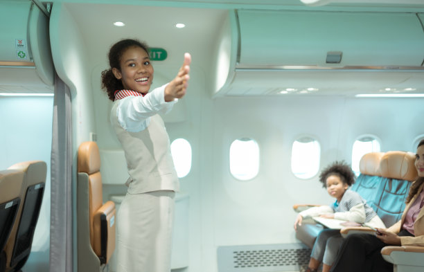 空乘人员向他们展示如何使用安全设备，并建议紧急出口。图片下载