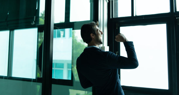 在机场候机楼等待长途旅行的商人情绪激动图片下载
