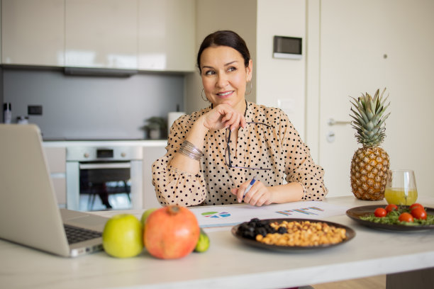 营养学家正在制定膳食计划图片下载