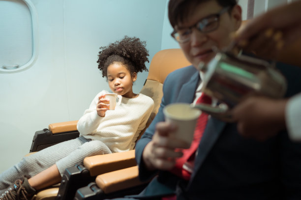 空乘人员为商务舱乘客提供饮料图片下载