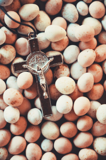 带有宗教十字架的巧克力复活节彩蛋图片下载