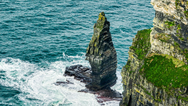 莫赫悬崖鸟瞰图，爱尔兰莫赫悬崖鸟瞰图，爱尔兰西海岸莫赫悬崖鸟瞰图，爱尔兰悬崖岩石，放松自然景观，空中自然海景，爱尔兰自然，无人机爱尔兰图片下载