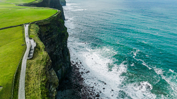 莫赫悬崖鸟瞰图，爱尔兰莫赫悬崖鸟瞰图，爱尔兰西海岸莫赫悬崖鸟瞰图，爱尔兰悬崖岩石，放松自然景观，空中自然海景，爱尔兰自然，无人机爱尔兰图片下载