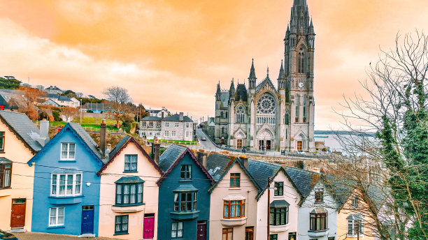 爱尔兰科布大教堂和彩色房屋航拍图片下载