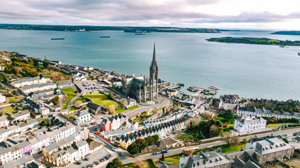 爱尔兰科布的大教堂和彩色房屋鸟瞰图，科布的彩色房屋和圣科尔曼大教堂，科布的房屋和大教堂，五彩缤纷的小镇图片下载