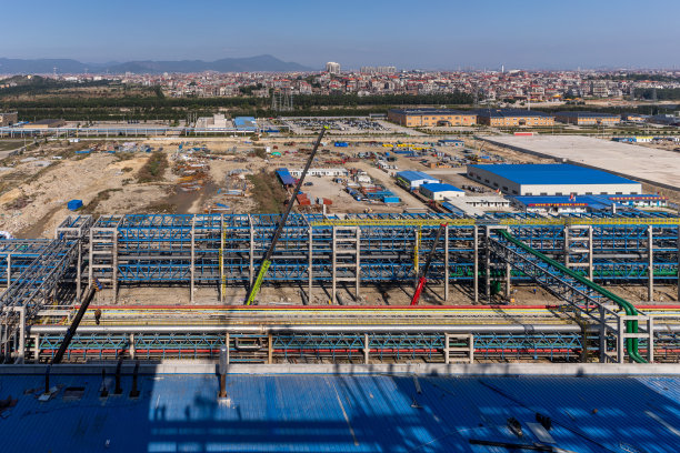 正在建设的化工厂鸟瞰图图片下载