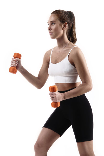 在运动训练中使用哑铃锻炼的健身女性图片下载