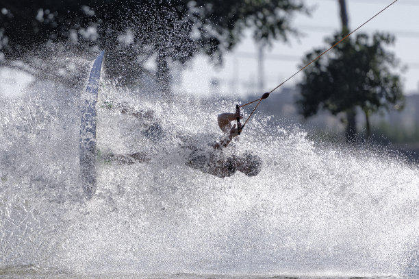 跳跃中的滑水者素材照片图片下载