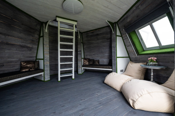 木质室内设计。避暑别墅的客厅。金字塔形状的平房。地板，墙壁，天花板，楼梯都是木头做的。原创，不寻常，乡村室内建筑设计实例图片下载