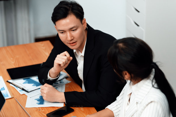 办公室职员和经理在和谐的工作环境中分析财务报告。图片下载