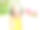 可爱的女孩戴着巨大的无线耳机。漂亮的孩子在听音乐。女生在家里听儿歌玩得很开心。图片下载