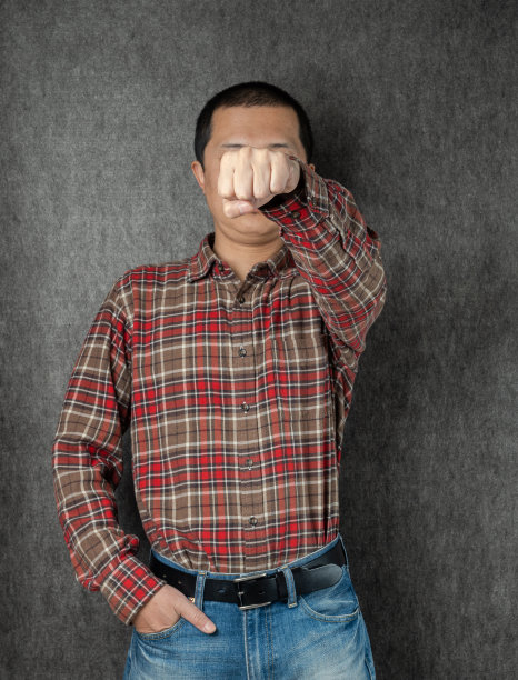 一个男人伸开拳头，在摄影棚拍摄图片下载